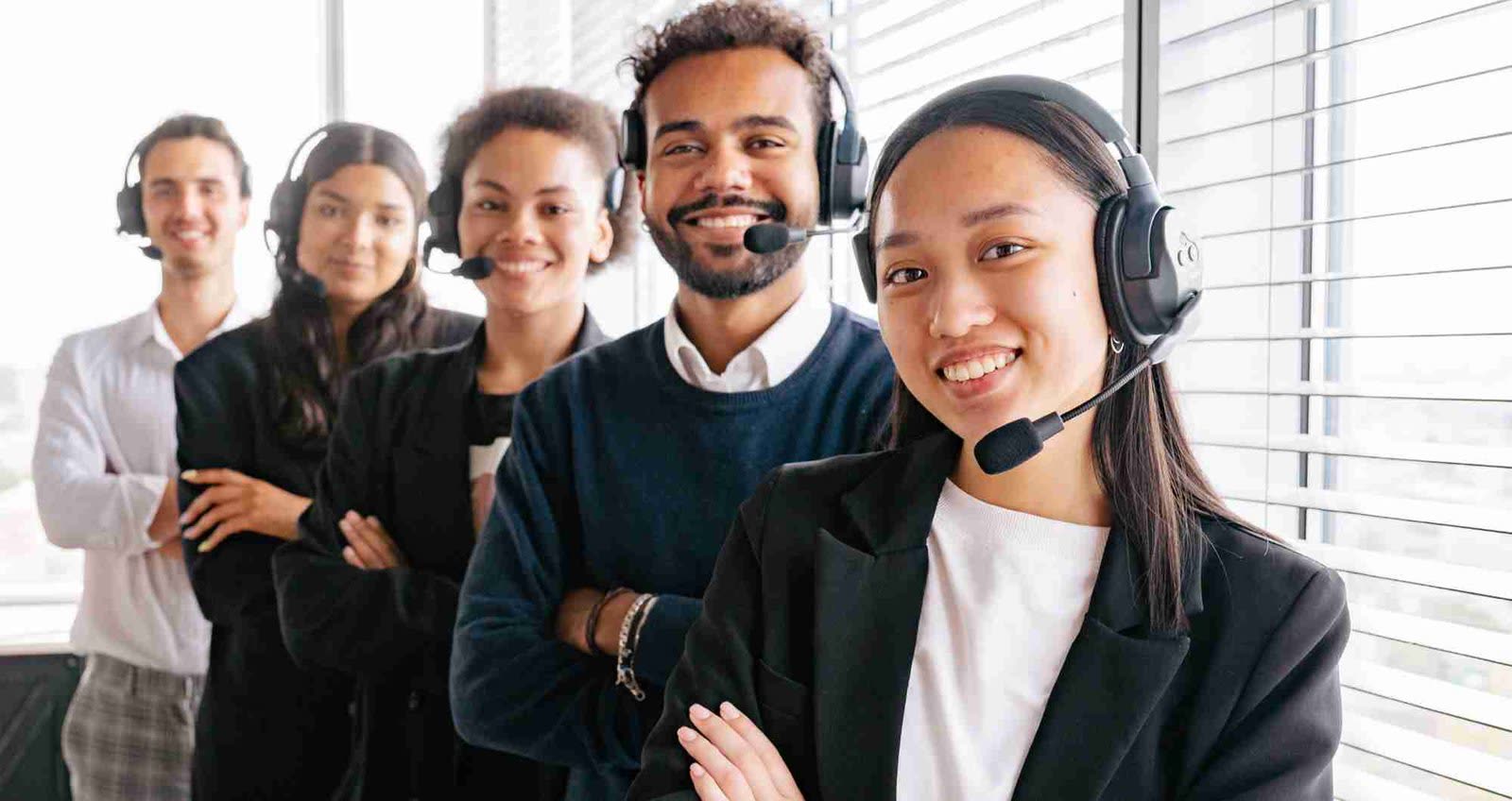 Opérateur du service client avec casque fournissant une assistance technique