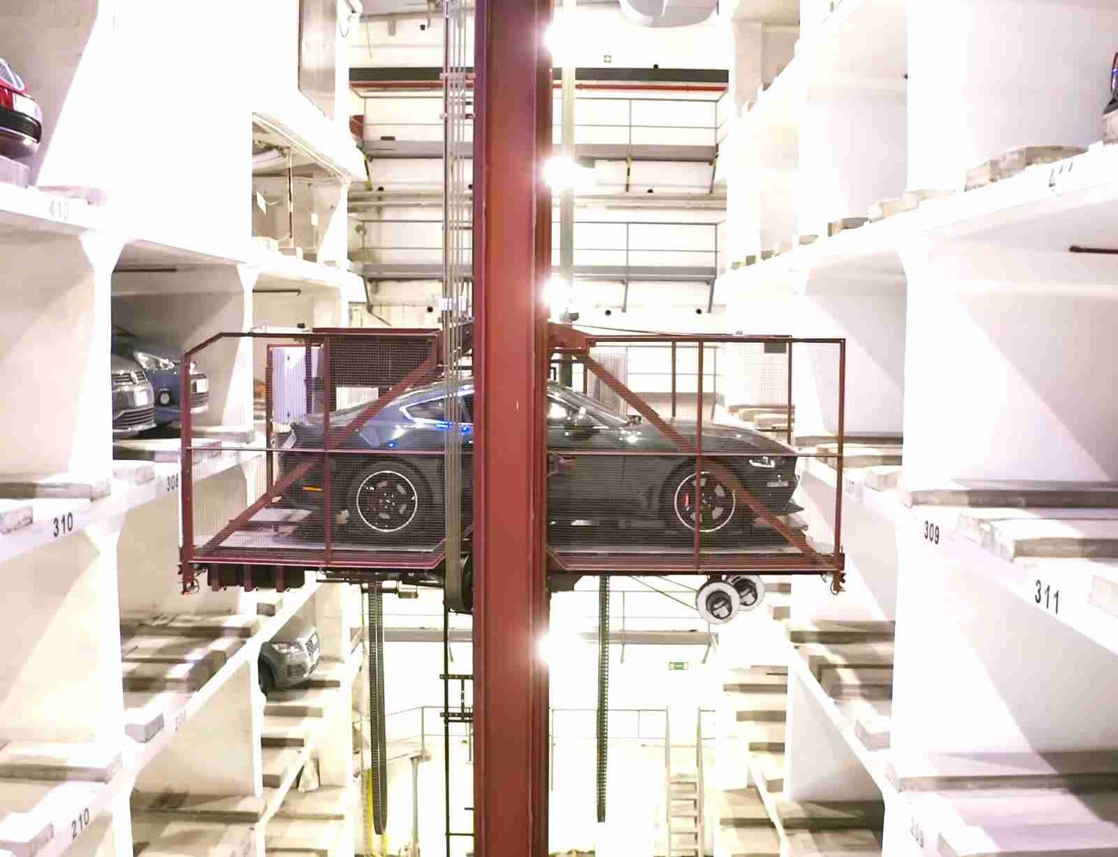 Garage moderne avec parkings automatisés sur plusieurs niveaux