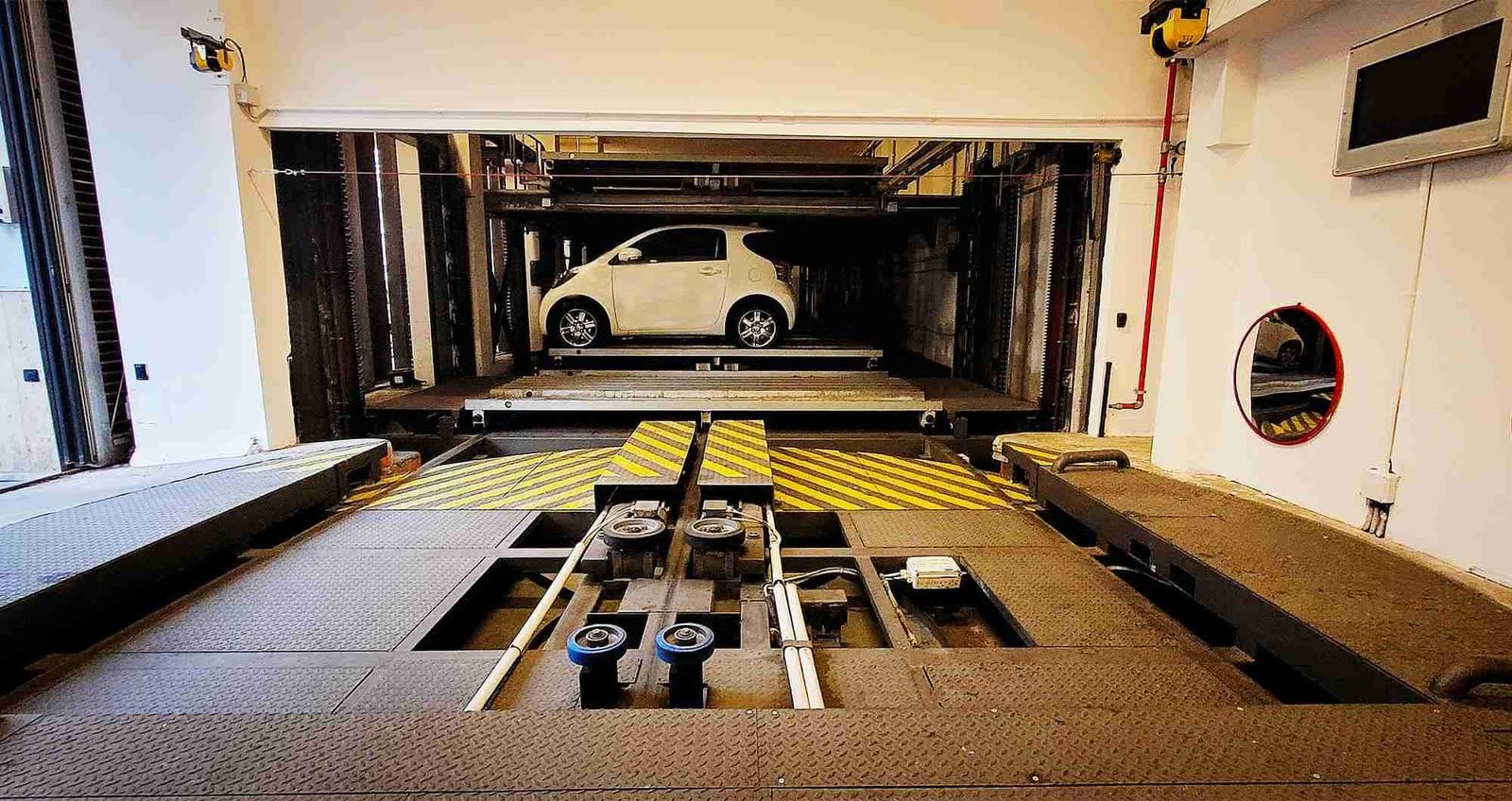 Technicien au travail lors de la rénovation d'un système de parking