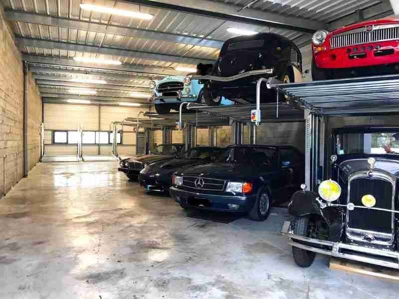 Intérieur d'un parking automatique avec plusieurs voitures garées sur différents niveaux