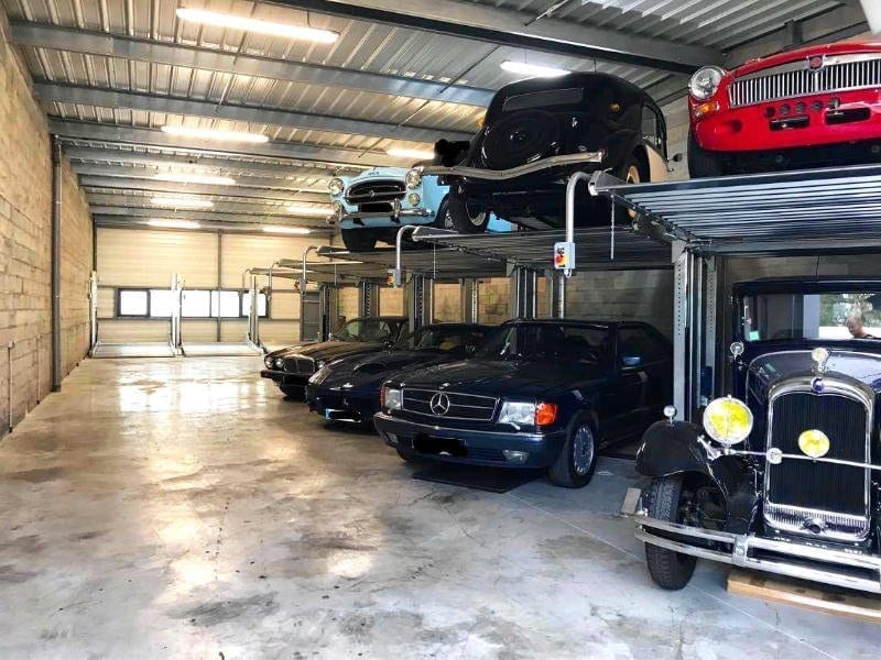 garage avec système doubleur de parking avec voitures garées sur deux niveaux