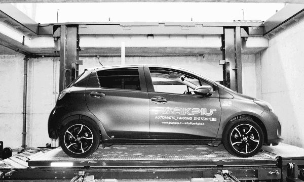Voiture sur une plateforme élévatrice dans un système de parking automatique PARKPIÙ